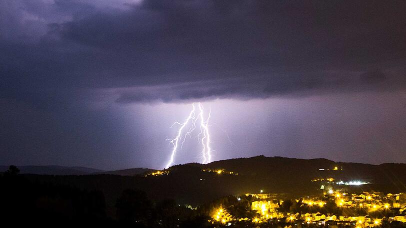 Eine grandiose Blitzshow mit unzähligen Erdblitzen waren vom Regener Ortsteil Schützenhof (Lkr. Regen) aus zu bewundern.