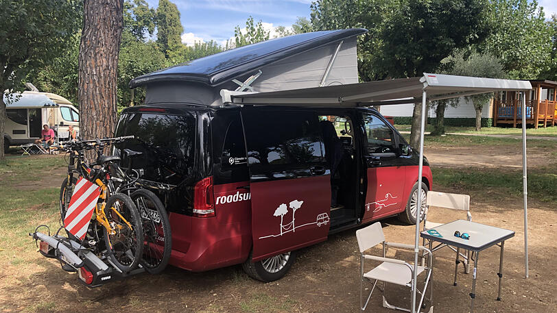 Dach auf, Markise raus: Der Mercedes Marco Polo (190 PS) heißt bei den Roadsurfern &bdquo;Travel Home&ldquo;.