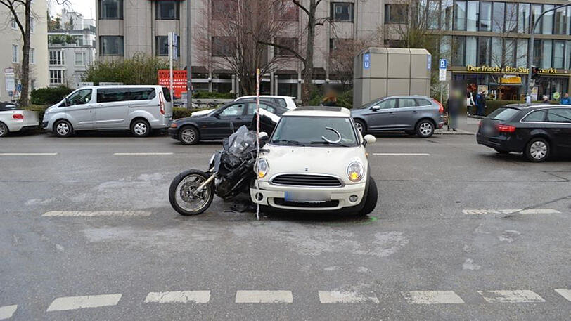 Ein Bild vom Unfallort: Der schwer verletzte Biker wurde in eine Klinik gebracht.