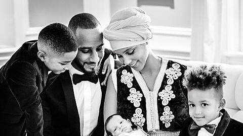 Alicia Keys postete auf ihrem Instagram-Account ein Familien-Porträt, auf dem erstmals auch ihr neugeborener Sohn Genesis Ali Dean zu sehen ist
