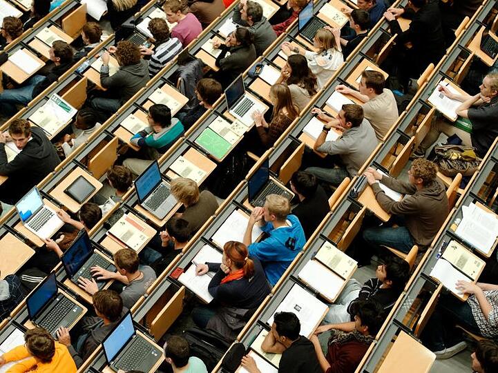 Studenten sitzen in einem Hörsaal. Foto: Peter Kneffel/dpa