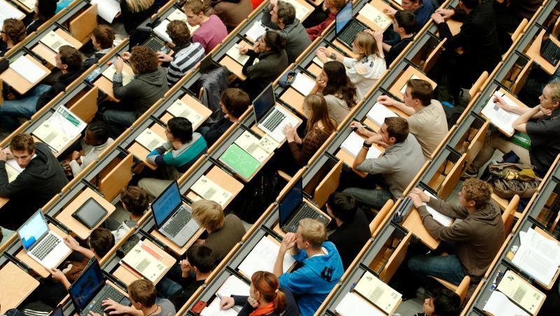 Studenten sitzen in einem Hörsaal. Foto: Peter Kneffel/dpa Studenten sitzen in einem Hörsaal. Foto: Peter Kneffel/dpa