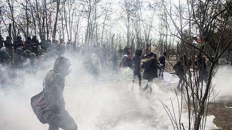 Die griechische Polizei setzt Wasserwerfer gegen Migranten im türkisch-griechischen Grenzgebiet ein.
