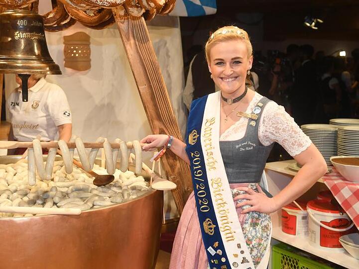 Die Bayerische Bierkönigin Vroni Ettstaller bei einer Veranstaltung. Foto: Felix Hörhager/dpa/Archivbild
