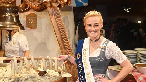 Die Bayerische Bierkönigin Vroni Ettstaller bei einer Veranstaltung. Foto: Felix Hörhager/dpa/Archivbild