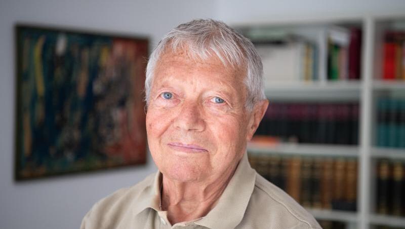 Der Schriftsteller Rolf Schneider zieht eine Bilanz der deutschen Einheit. Der Schriftsteller Rolf Schneider zieht eine Bilanz der deutschen Einheit.