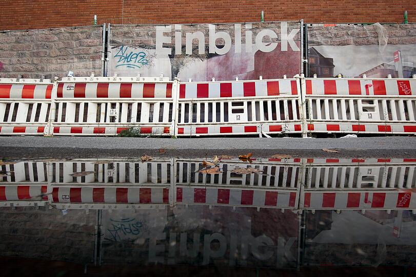 Den hier verheißenen "Einblick" geben Bauzaun und Fassade nicht preis.