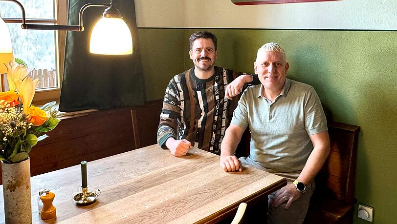 Peter Fleming (r.) hat zusammen mit Johann Eder die Wirtschaft "fesch am Kirchsteig" in Dießen eröffnet. Peter Fleming (r.) hat zusammen mit Johann Eder die Wirtschaft "fesch am Kirchsteig" in Dießen eröffnet.