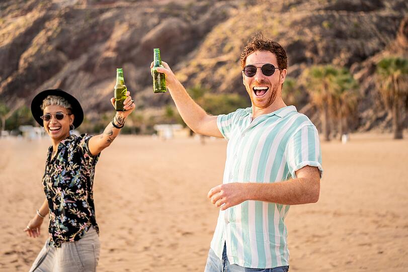 F&uuml;r viele geh&ouml;rt ein Bier oder Cocktail zum Strandtag dazu. Dagegen spricht auch nichts. Bedenken Sie aber, dass Alkohol bei Sonne und Hitze schneller wirkt. Trinken Sie deshalb am Strand lieber weniger und bleiben Sie vorsichtig.