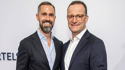 Daniel Funke und Jens Spahn begr&uuml;&szlig;ten im Juli 2026 einen Sohn per Leihmutter.