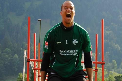 So sehen keine Verlierer aus: Kleeblatt-Keeper Stephan Loboué erwartet nach dem &bdquo;Schuss vor den Bug zur rechten Zeit&ldquo; im Pokal eine Trotzreaktion.