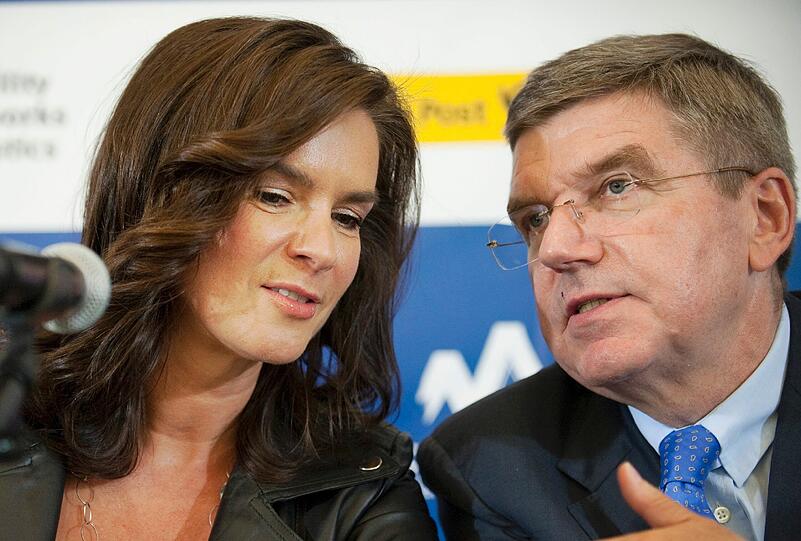Katarina Witt, Vorsitzende des Münchner Olympia-Bewerbungskuratoriums, und DOSB-Präsident Thomas Bach unterhalten sich am Donnerstag während der Pressekonferenz in München teil.