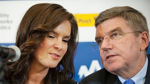 Katarina Witt, Vorsitzende des Münchner Olympia-Bewerbungskuratoriums, und DOSB-Präsident Thomas Bach unterhalten sich am Donnerstag während der Pressekonferenz in München teil.