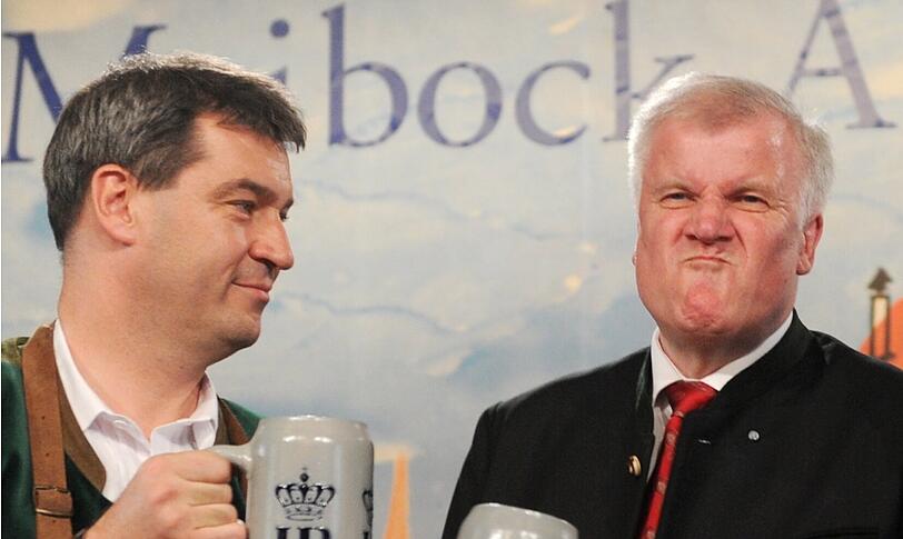 Ob da der eine oder andere Spruch von Django Asül kräftig runtergespült werden musste? Söder schaut Seehofer an.