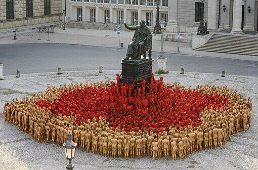 Der Photokünstler Spencer Tunick beehrte die Landeshauptstadt: Eines frühen Morgens versammelte er vor der Oper tausende Nackte, um von ihnen Bilder zu schießen.
