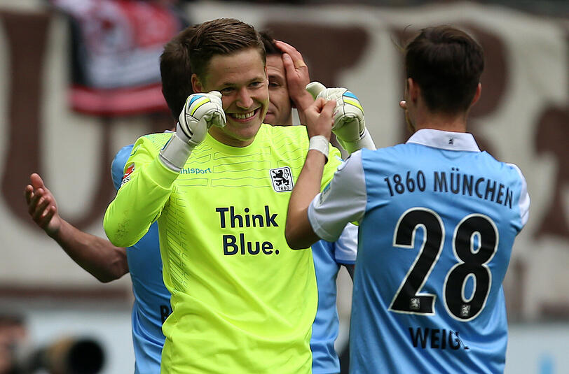 "Brüder" auf und neben dem Platz: Julian Weigl und Vitus Eicher