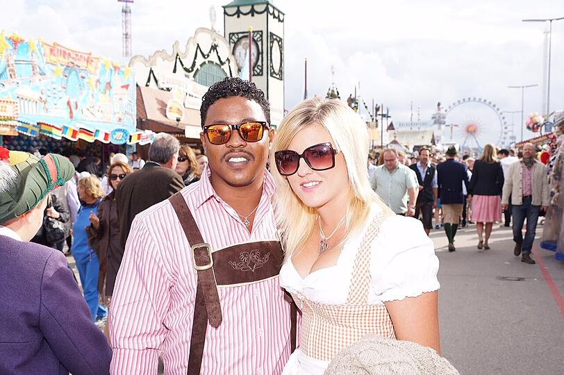 Clara und Roy (aus Nicaragua) genießen die Wiesn