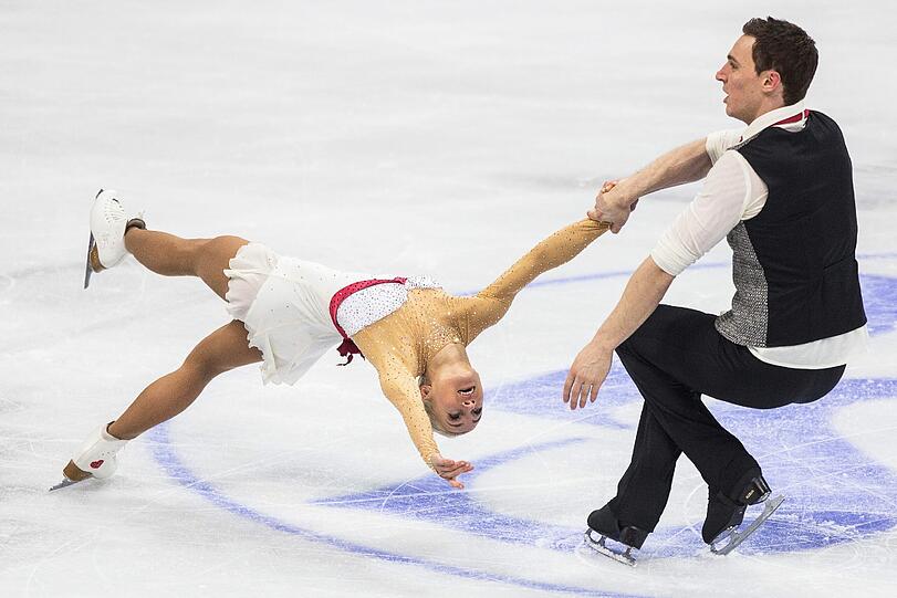Die deutschen Eiskunstläufer Aliona Savchenko und Bruno Masso zeigen ebenfalls, was sie können.
