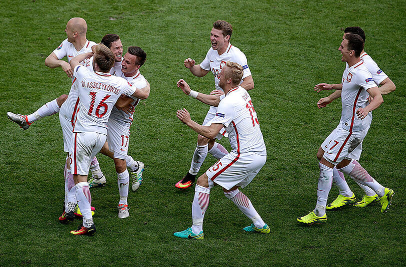 Jubel bei den Polen: Die Mannschaft um Kapitän Robert Lewandowski steht im EM-Viertelfinale.
