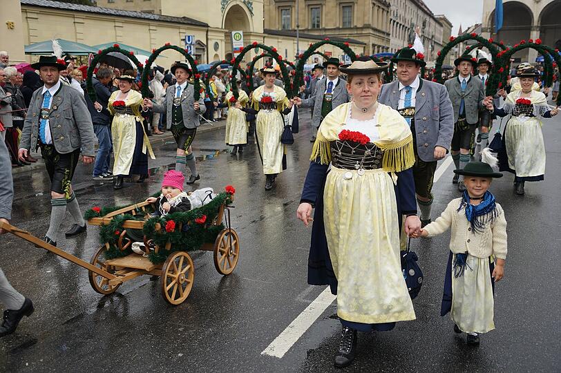 Trachtler, Goaslschnalzer und Jäger marschierten beim traditionellen Trachtenumzug vom Maximilianeum zur Theresienwiese. Die Bilder.