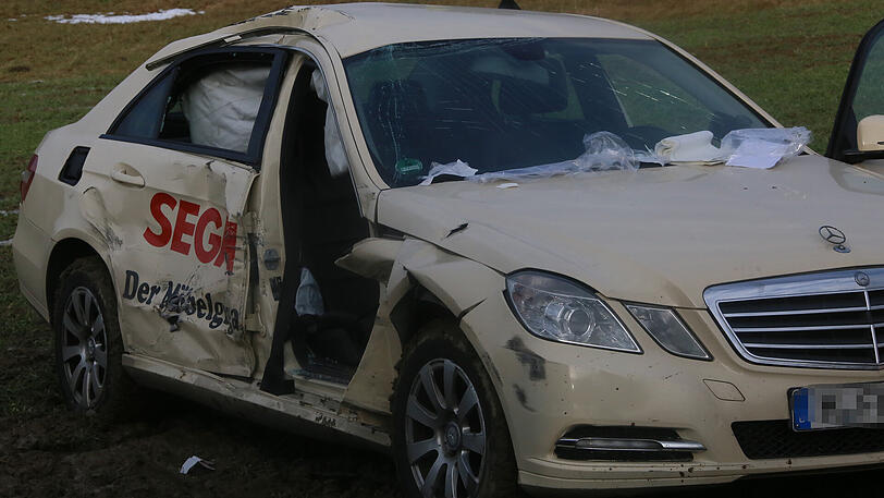 Ein schwerer Unfall in Oberbayern ereignete sich am Dienstag - zwei Verletzte mussten mit dem Rettungshubschrauber ins Krankenhaus gebracht werden.