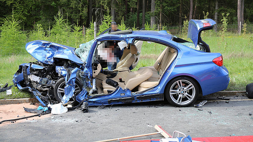 Der 3er BMW ist ein einziger Trümmerhaufen, der Fahrer wurde nach dem Unfall in seinem Wagen eingeklemmt. Offenbar lieferte er sich zuvor ein Rennen. Die Bilder vom Unfallort.