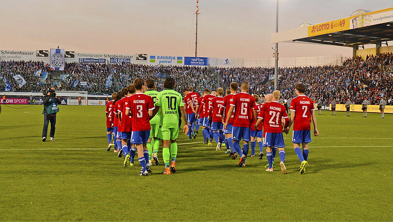 Und die Münchner Teams? Die Ausgangslagen sind sehr unterschiedlich. So ordnet die AZ die Aussichten von 1860, Haching und dem FC Bayern II ein. Und die Münchner Teams? Die Ausgangslagen sind sehr unterschiedlich. So ordnet die AZ die Aussichten von 1860, Haching und dem FC Bayern II ein.