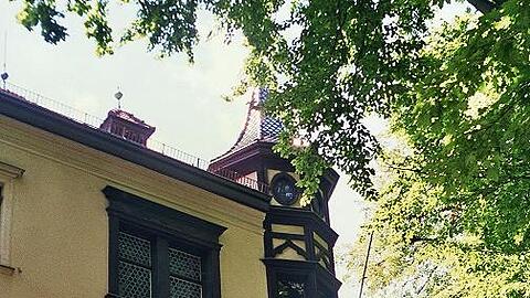Etwas versteckt liegt das Grützner-Haus in Haidhausen. Vom Türmchen aus dürfte man einen herrlichen Blick auf Maximilianeum und Isar haben.