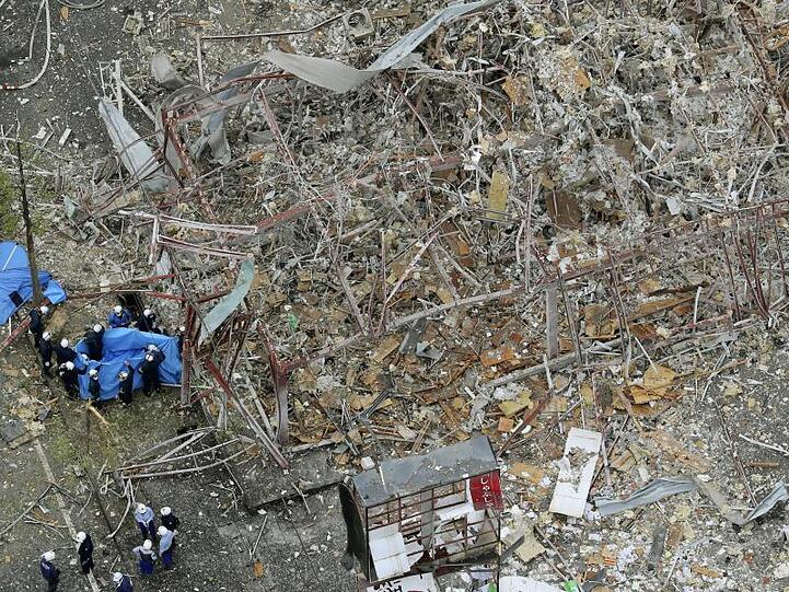 Ermittler untersuchen das völlig zerstörte Gebäude nach einer Explosion.