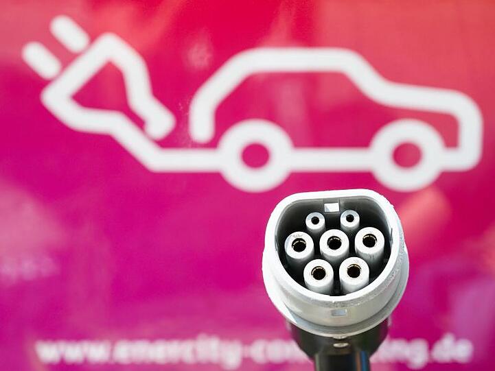 Stecker einer Ladesäule für E-Autos.