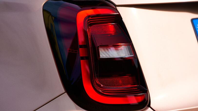 Die Rücklichter des neuen Fiat 500 erinnern an ein großes E - E wie Elektromobilität.
