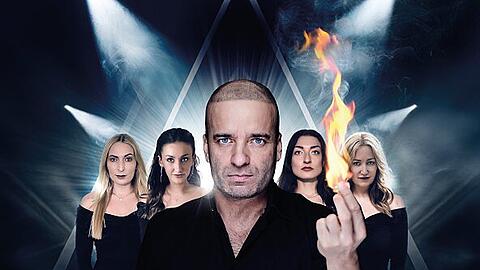 Der Magier IMAD erscheint mit flammender Hand und eleganter Begleitung in einer kraftvoll und spannend inszenierten Bühnenszene.