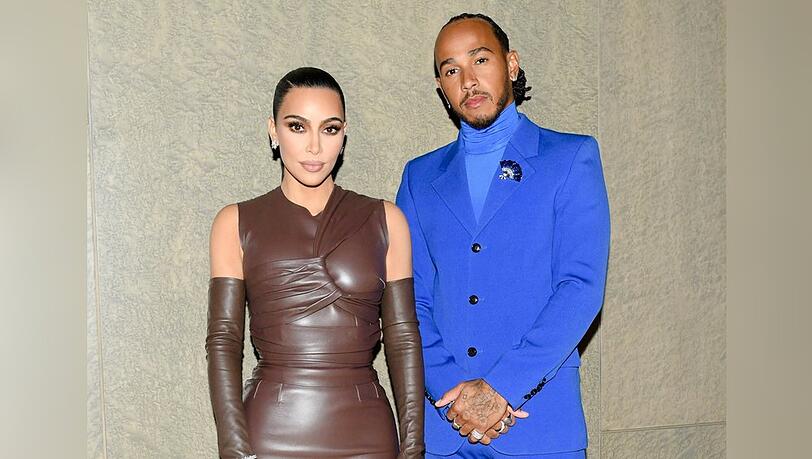 Rennfahrer-Reel: Kim Kardashian und Lewis Hamilton im Rennauto.