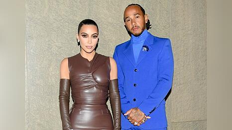 Rennfahrer-Reel: Kim Kardashian und Lewis Hamilton im Rennauto.