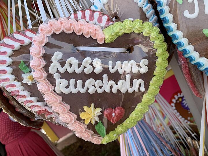 Zu später Stunde nach der einen oder anderen Maß kann das Artikulieren schwerfallen. Dringende Bedürfnisse können sowohl männliche als auch weibliche Wiesn-Gäste auch mit einem Lebkuchenherz ausdrücken - auf diese Weise ist die Anmache auch netter verpackt. Zu später Stunde nach der einen oder anderen Maß kann das Artikulieren schwerfallen. Dringende Bedürfnisse können sowohl männliche als auch weibliche Wiesn-Gäste auch mit einem Lebkuchenherz ausdrücken - auf diese Weise ist die Anmache auch netter verpackt.