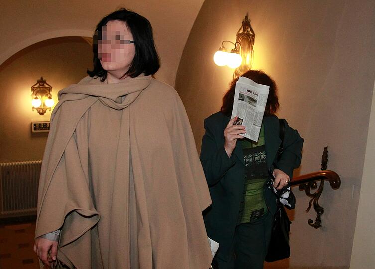 Estera S. (re.) und ihre Tochter Anneliese J. sind wegen Kinderhandels vor dem Schweinfurter Landgericht angeklagt.