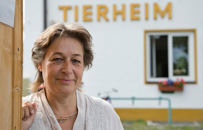 Die Pressesprecherin des Tierheims Muenchen, Judith Brettmeister, steht vor dem Tierheim in Muenchen. In den Ferien verzeichnet das Tierheim einen durchschnittlichen Zuwachs von 30 Prozent. Und eine Entspannung sei so schnell nicht in Sicht, schaetzt Brettmeister.