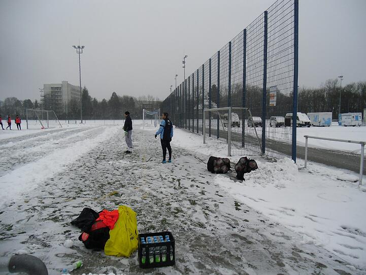 Hart , härter, Alexander Schmidt. Der Trainer des TSV 1860 schickte seine Jungs am Montagvormittag trotz klirrender Kälte, Schneeregen und schneebedeckten Trainingsplätzen raus zum Anschwitzen. Am Abend spielen die Löwen gegen den 1. FC Kaiserslautern. Die Bilder vom Matsch-Training