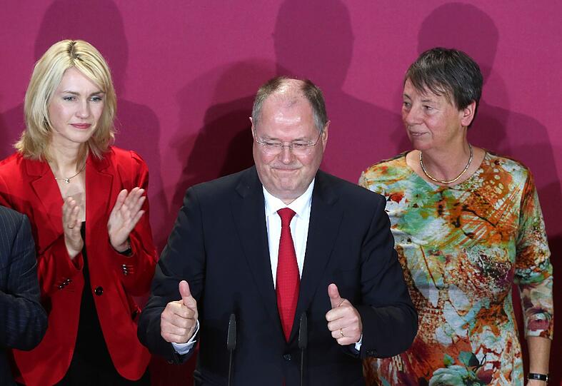 SPD-Kanzlerkandidat Peer Steinbrück (l) und  SPD-Parteivorsitzender Sigmar Gabriel am 22.09.2013 in der Parteizentrale in Berlin auf die Ergebnisse der Bundestagswahl.