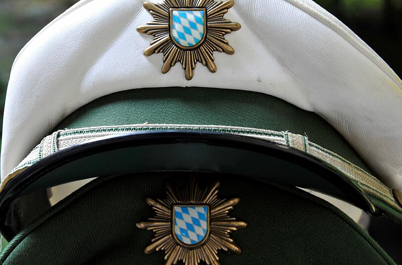 Als Polizisten getarnt versuchen sich Betrüger das Vertrauen der Opfer zu erschleichen