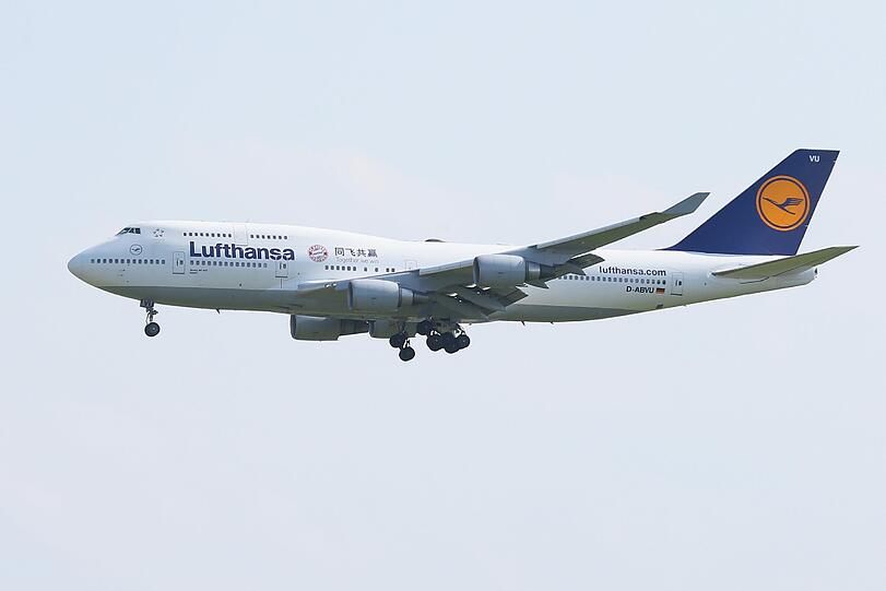 Mit dieser Maschine geht's nach China: Eine Boeing 747 der Lufthansa bedruckt mit dem Logo des FC Bayern.