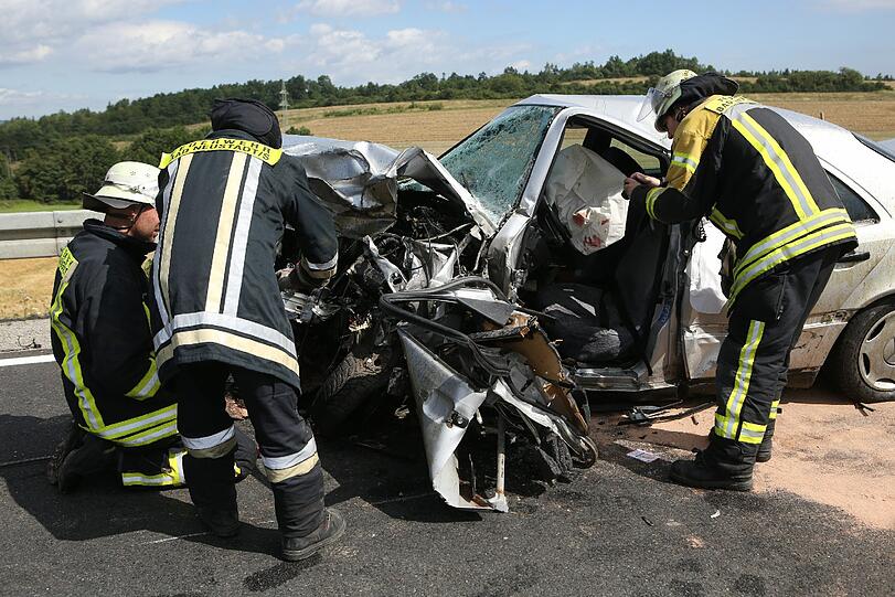 Horror-Unfall in Unterfranken: Bei dem Frontal-Crash kommen zwei Menschen ums Leben.