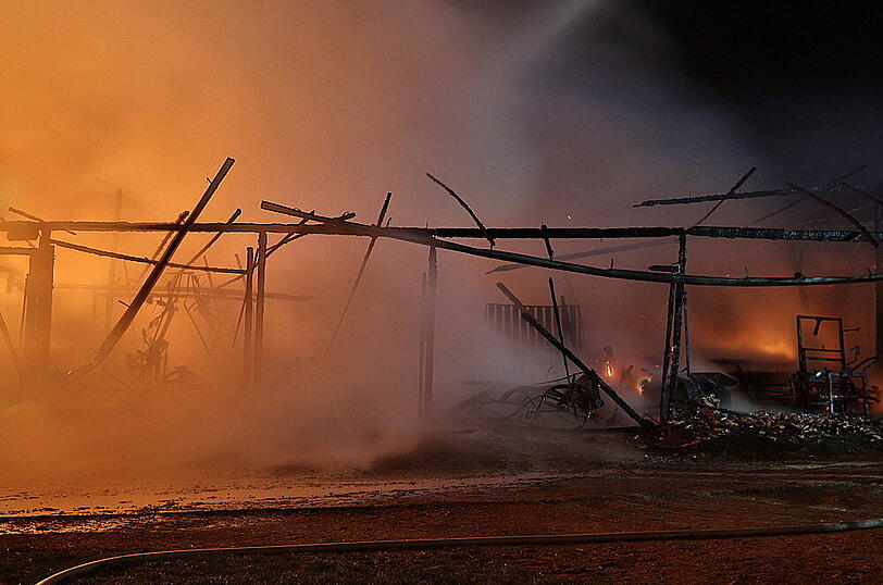 Eine komplett zerstörte Maschinenhalle und ein Großaufgebot der Feuerwehr: Die Bilder aus Baumhaum.