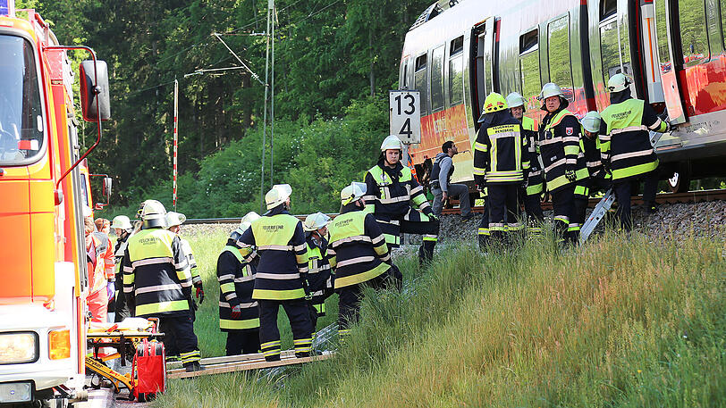 Es passiert immer wieder: An Bahnübergängen ohne Schranken werden Autos von Zügen erfasst. Am Montag hatte ein solcher Unfall am Starnberger See schreckliche Folgen.
