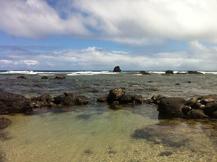 Die Napili Bay auf Maui hat viele schroffe Felsen.