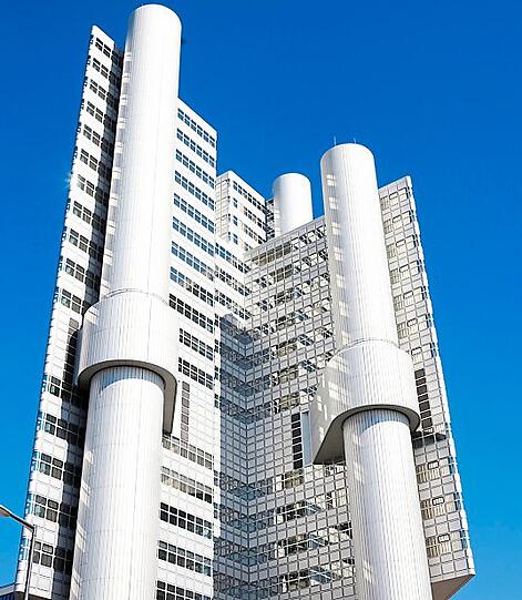 Die äußere Erscheinung des 1981 eingeweihten Hypo-Hochhauses (Architekten: Walther und Bea Betz) hat sich nicht geändert. Doch 2200 Elemente und 6000 Paneelen wurden abgenommen und gereinigt, die Fenster doppelt verglast.