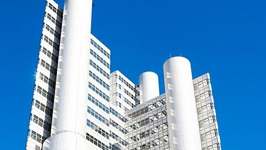 Die äußere Erscheinung des 1981 eingeweihten Hypo-Hochhauses (Architekten: Walther und Bea Betz) hat sich nicht geändert. Doch 2200 Elemente und 6000 Paneelen wurden abgenommen und gereinigt, die Fenster doppelt verglast. Die äußere Erscheinung des 1981 eingeweihten Hypo-Hochhauses (Architekten: Walther und Bea Betz) hat sich nicht geändert. Doch 2200 Elemente und 6000 Paneelen wurden abgenommen und gereinigt, die Fenster doppelt verglast.