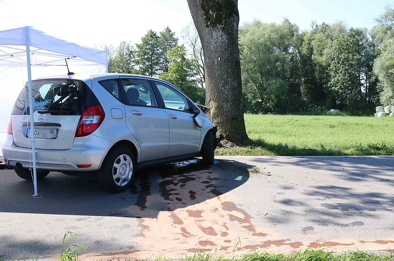 Der Mercedes kam aus bislang unbekannter Ursache von der Fahrbahn ab und prallte gegen einen Baum - der Fahrer starb noch an der Unfallstelle.