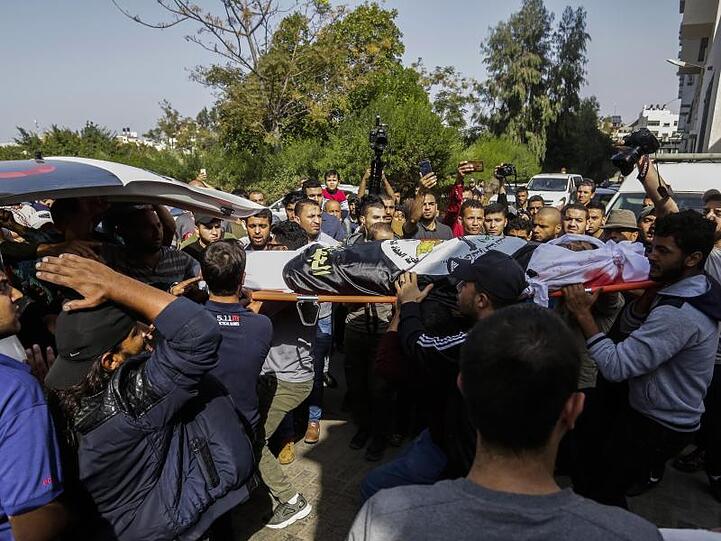 Palästinensische Trauernde tragen eine Leiche aus dem Shifa Hospital in Gaza City.