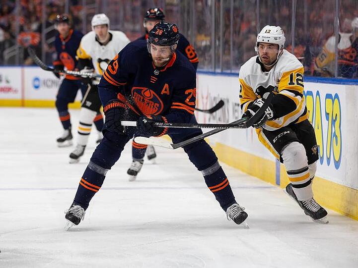 Wegbereiter zum 20. Saisonsieg der Edmonton Oilers: Leon Draisaitl (M).